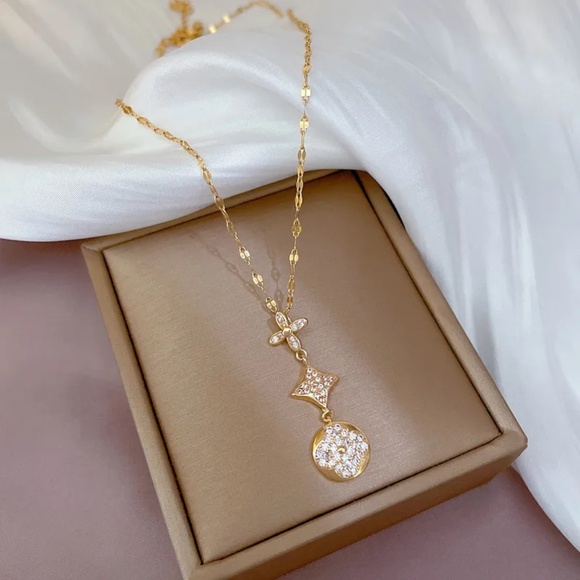 18KT Gold Flour Leaf Clover Lariat Cubic Zircon Necklace - Picture 3 of 7